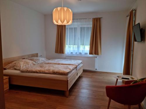 1 dormitorio con cama y ventana en Appartement Lindenheim, en Sankt Kanzian