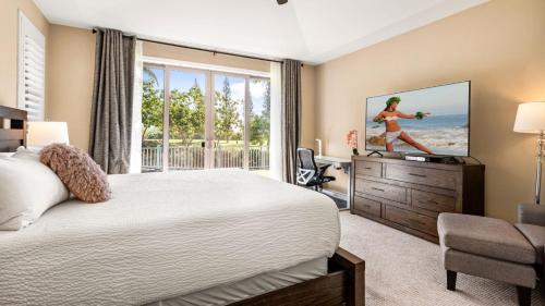 een slaapkamer met een bed en een groot raam bij Holua Kai 6 in Kailua-Kona