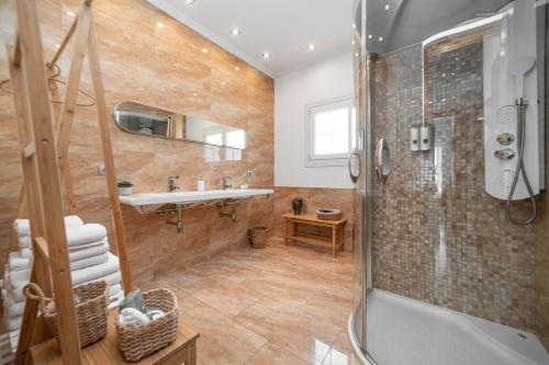 y baño con ducha y lavamanos. en Preciosa casa frente al mar, en Montgat