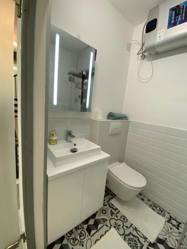 A bathroom at Brand New Luxury Apartment in Absolute Downtown