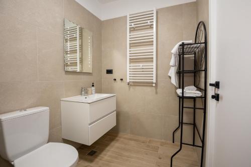 uma casa de banho com um WC e um lavatório em Crystal Beach 228 - Infinity Pool & Spa Resort em Mamaia Nord – Năvodari