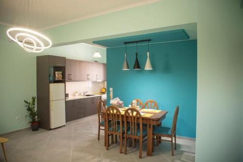 a kitchen and dining room with a table and chairs at StayZeta in Análipsis