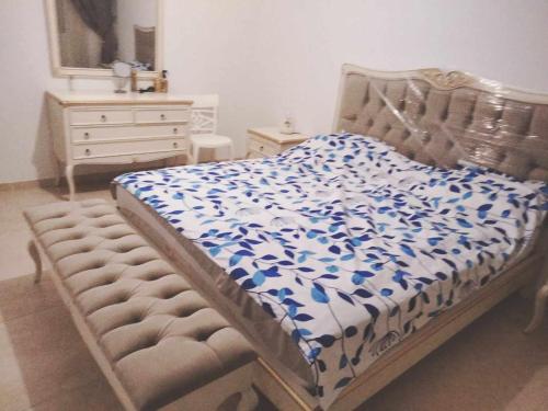 a bedroom with a bed with a blue and white comforter at Wunderschönes Apartment im Palm Lake Resort - S+2 très haut standing für bis zu 5 Personen in Monastir