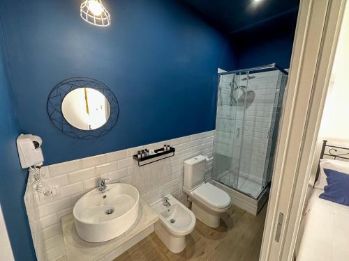 a bathroom with a sink and a toilet and a shower at Central Perk in Siracusa