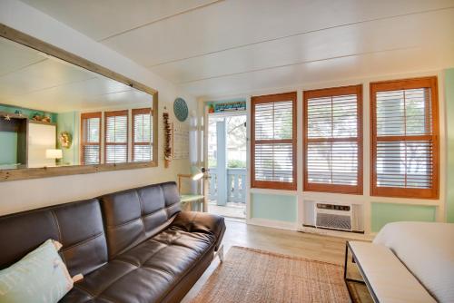 Μια τηλεόραση ή/και κέντρο ψυχαγωγίας στο Chic Virginia Beach Retreat - Pool, Steps to Beach
