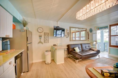 Η κουζίνα ή μικρή κουζίνα στο Chic Virginia Beach Retreat - Pool, Steps to Beach