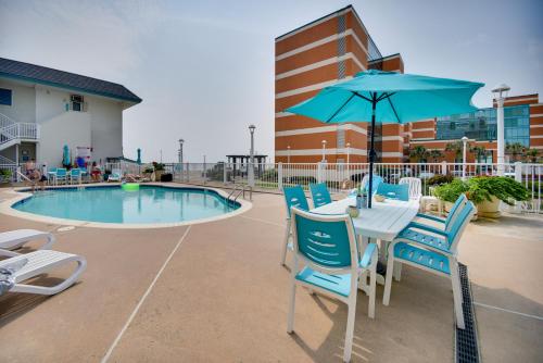 Πισίνα στο ή κοντά στο Chic Virginia Beach Retreat - Pool, Steps to Beach