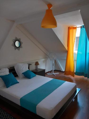 法蘭斯堡的住宿－Victory Locations，一间卧室配有一张大床,配有蓝色和橙色的窗帘