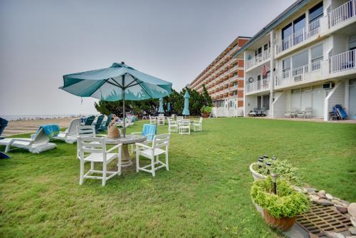 Κήπος έξω από το Chic Virginia Beach Retreat - Pool, Steps to Beach