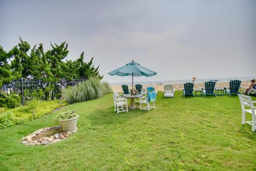 Κήπος έξω από το Chic Virginia Beach Retreat - Pool, Steps to Beach