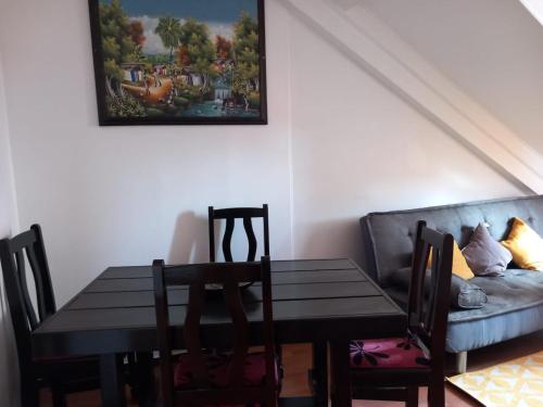 comedor con mesa y sofá en Victory Locations en Fort-de-France