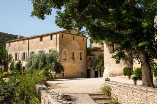 uma vista exterior da casa em Prieuré Saint-Nicolas - Les Maisons em Blauzac