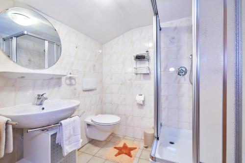 ライト・イム・ヴィンクルにあるLandhaus Lenggのバスルーム(洗面台、トイレ、シャワー付)