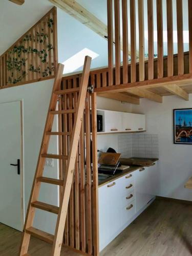 une cuisine avec un escalier menant à un loft dans l'établissement Chalet cosy secteur calme TRAM A 120 m gare aéroport, à Cenon