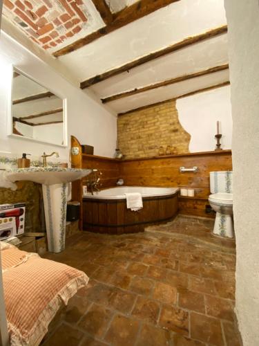 une grande salle de bain avec une baignoire et un lavabo dans l'établissement Appartement cosy Trouville, Plage & centre à pied, à Trouville-sur-Mer