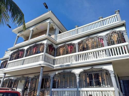 海地角的住宿－KING vacation Home，白色的建筑,旁边设有阳台