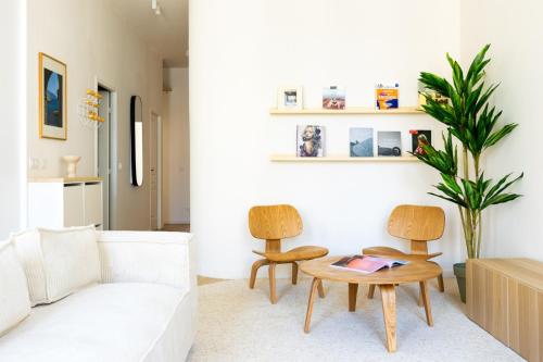 un salon avec deux chaises et une table dans l'établissement 90m2 Design, Calme, Wifi, Clim, Netflix, à Marseille