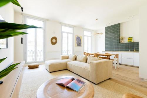 un salon avec un canapé et une table dans l'établissement 90m2 Design, Calme, Wifi, Clim, Netflix, à Marseille