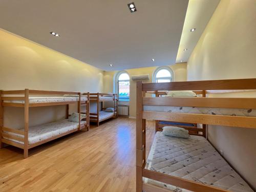 um quarto com três beliches em um quarto em Joy Hostel em Saraievo
