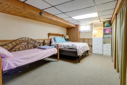 Ένα ή περισσότερα κρεβάτια σε δωμάτιο στο Hart Haven with Cozy Fireplace, Deck and Grill!