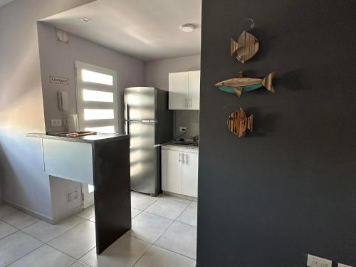 a kitchen with a counter and a refrigerator at Departamento por día para 4 personas con cochera cubierta en Bahía Blanca in Bahía Blanca