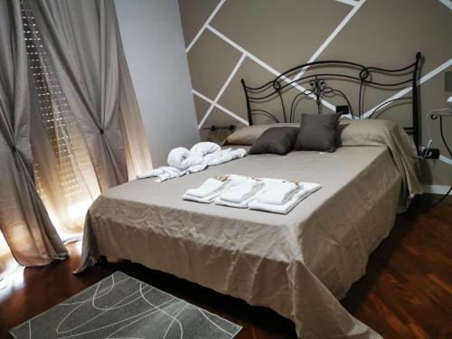 um quarto com uma cama com toalhas em Casa Vacanza Athena em Fiumicino