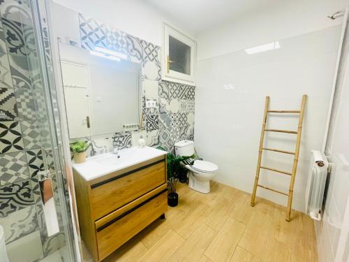 y baño con lavabo y aseo. en Precioso y exclusivo piso en centro de Tarragona, en Tarragona