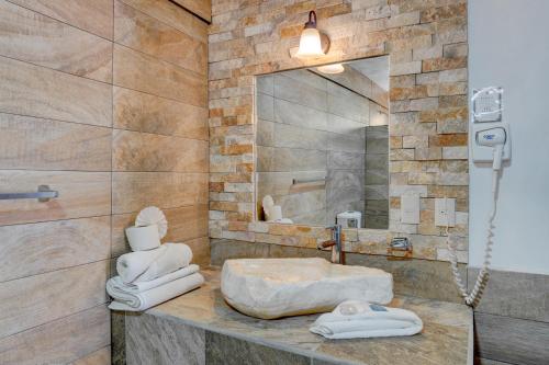y baño con lavabo y espejo. en Hotel Spa Casa del Sol, en Guanajuato