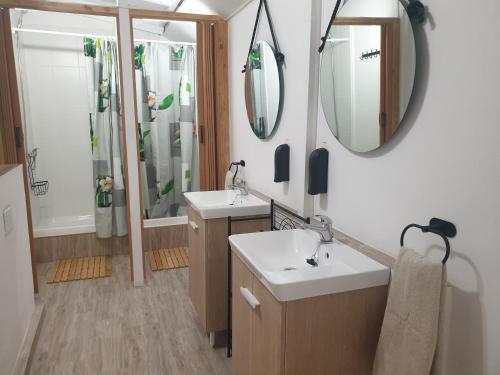 - Baño con 2 lavabos y 2 espejos en Coffee&Bed Tenerife Dreams en Santa Cruz de Tenerife