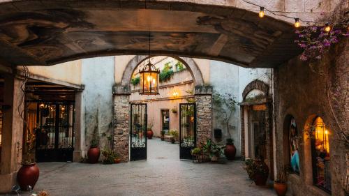 an entrance to a building with an archway at Hotel Plaza Central Canning in Ezeiza