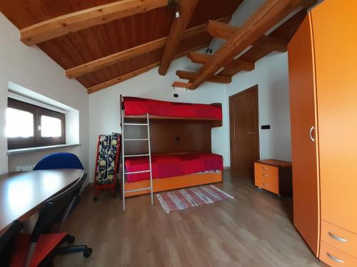 1 dormitorio con litera y manta roja en Il Paradiso CIR 0003, en Allein