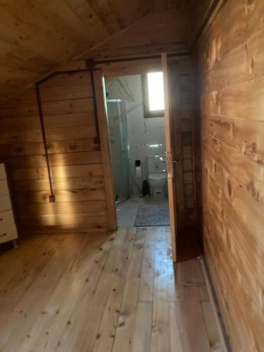 une chambre vide avec une porte et une salle de bains dans l'établissement ORMAN AHŞAP EV, à Cayeli