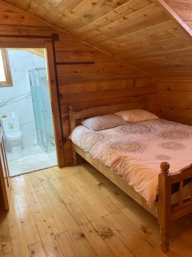 - une chambre avec un lit dans une pièce en bois dans l'établissement ORMAN AHŞAP EV, à Cayeli