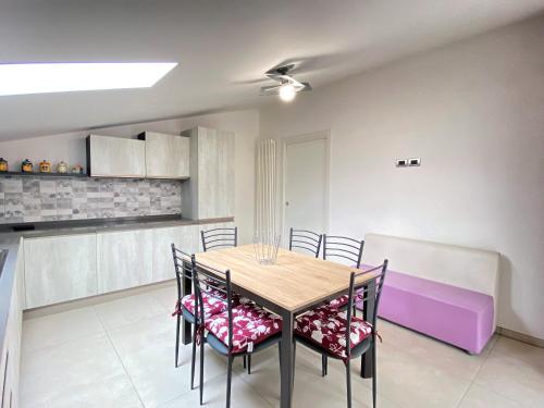 una cucina e una sala da pranzo con tavolo e sedie di Le mimose ad Alba Adriatica
