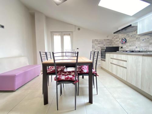 eine Küche mit einem Tisch und Stühlen im Zimmer in der Unterkunft Le mimose in Alba Adriatica
