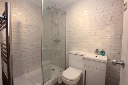 y baño con ducha, aseo y lavamanos. en Central London Apartment Zone 1 en Londres