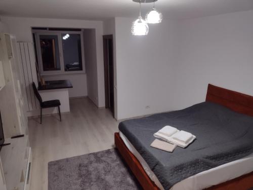 1 dormitorio con 1 cama con 2 toallas en Delightful Studio Grigorescu, en Bucarest