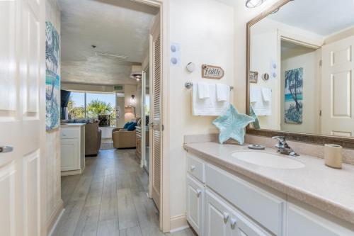 une salle de bain avec un lavabo et un miroir dans l'établissement Daytona Beach Resort Oceanfront 1 Bedroom Suite, 2 Queen Beds, à Daytona Beach
