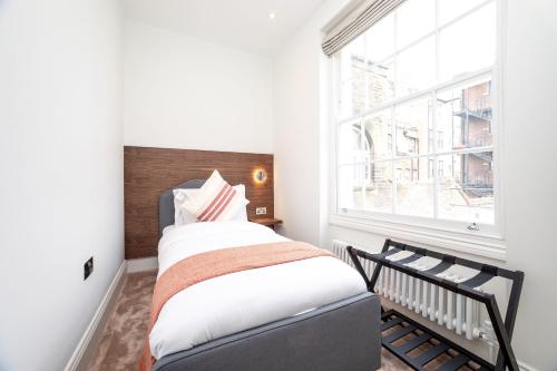倫敦的住宿－3 Bedroom flat with Terrace in Central London，一间卧室设有一张床和一个窗口