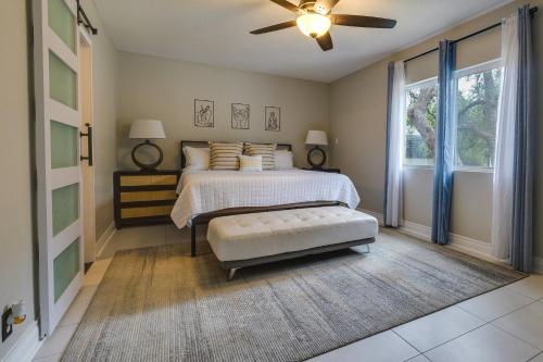 um quarto com uma cama e uma ventoinha de tecto em San Antonio Vacation Rental with Pool and Home Gym em San Antonio