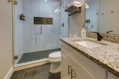 uma casa de banho com um chuveiro, um WC e um lavatório. em San Antonio Vacation Rental with Pool and Home Gym em San Antonio