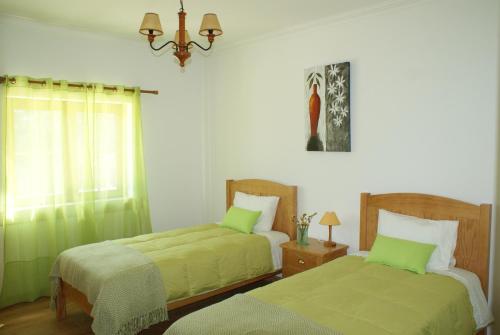 En eller flere senge i et værelse på Casa da Eira em Dornes - Casa de campo familiar com piscina