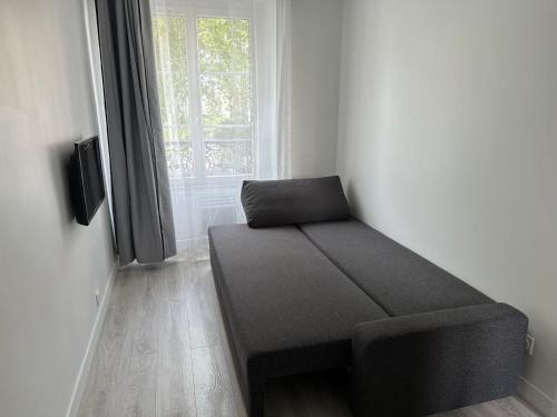 een kleine kamer met een bed en een raam bij studio paris 12 in Parijs