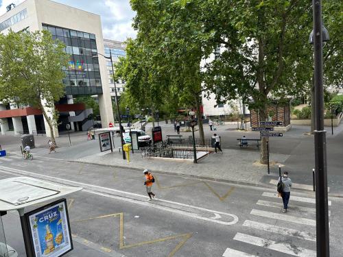 een man steekt een straat over in een stad bij studio paris 12 in Parijs
