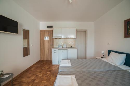 a small room with a bed and a kitchen at Arena East Apartment in Belgrade