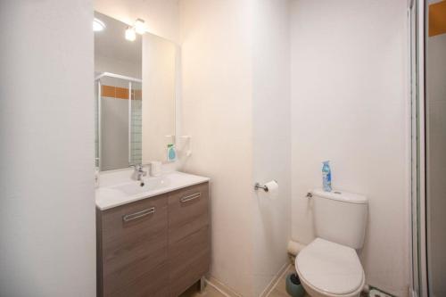 une salle de bain avec toilettes, lavabo et miroir dans l'établissement SENAC - Havre citadin, La Canebière, à Marseille