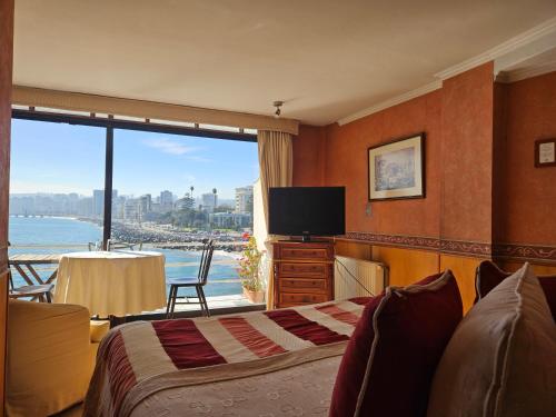 a hotel room with a bed and a view of the water at Hotel Restaurant CapDucal in Viña del Mar