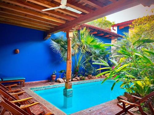 uma piscina exterior com uma pérgola de madeira em Miss Margrits em Granada