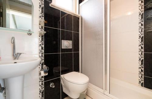 een badkamer met een toilet, een wastafel en een douche bij Dazzling Villa with Private Pool in Antalya in Belek