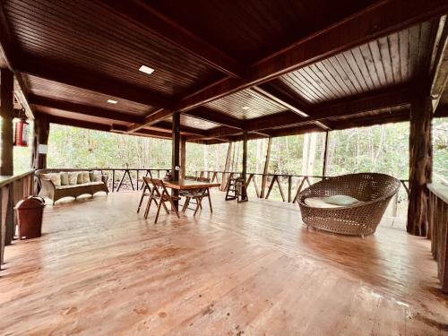 une grande véranda avec une table et des chaises dans l'établissement Cirandeira Amazon World EcoResort, à Manacapuru